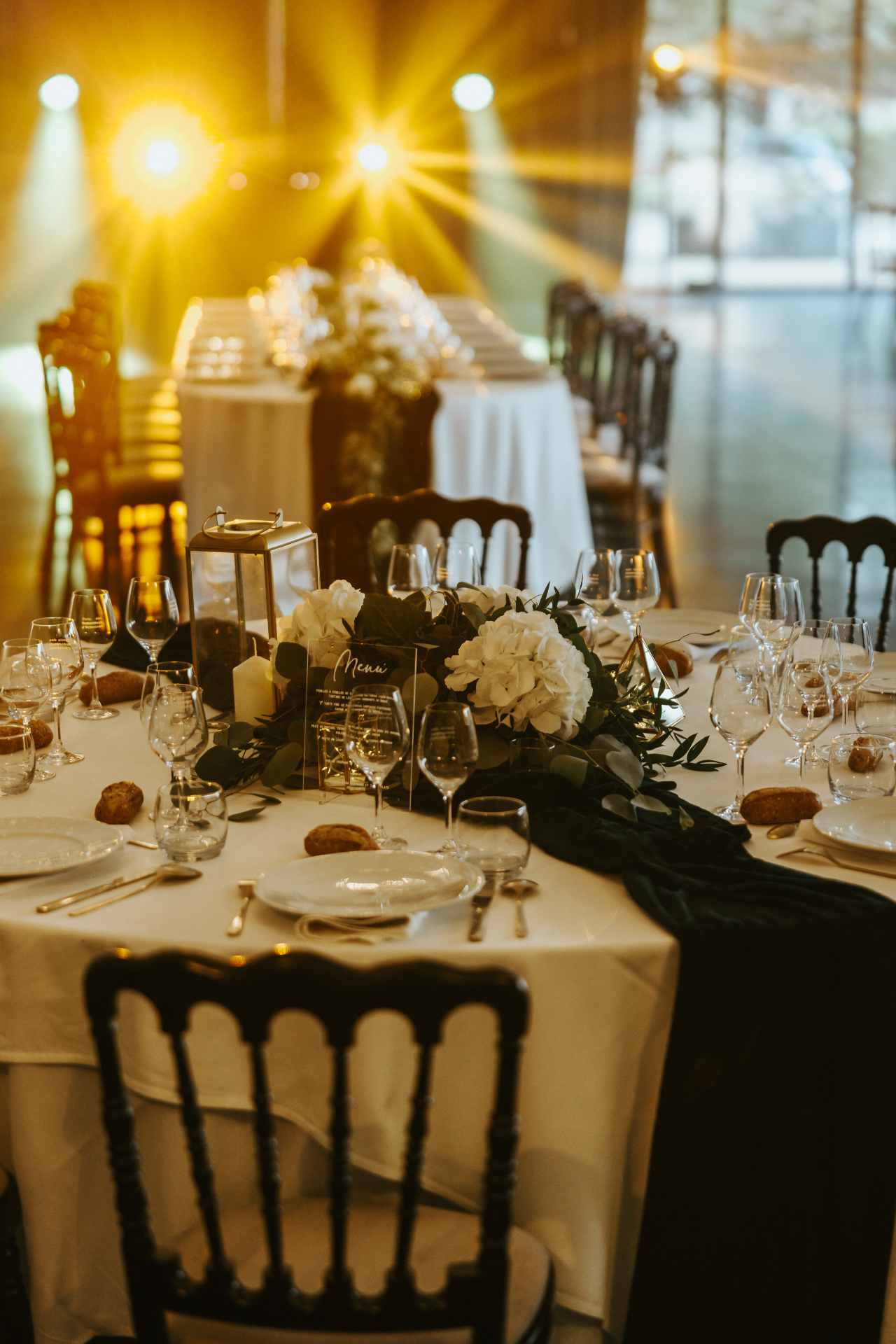Table de réception dressée aux chandelles au Domaine Château du Faucon