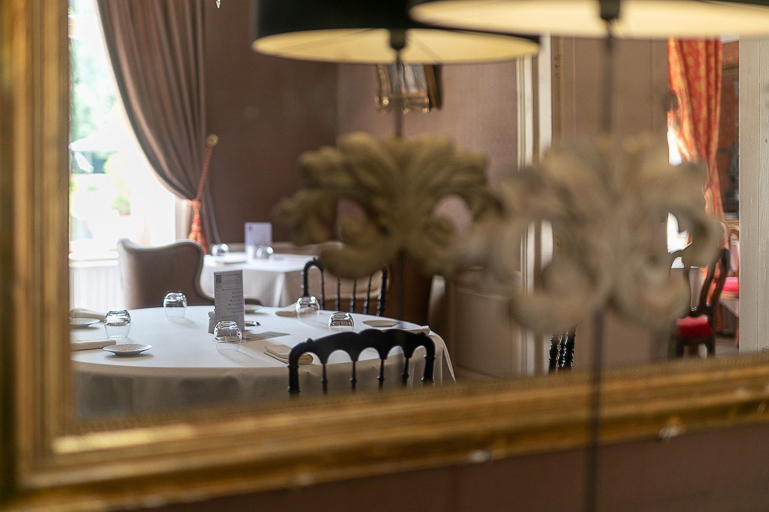 Reflet d'une salle de réception du château dans un miroir ancien