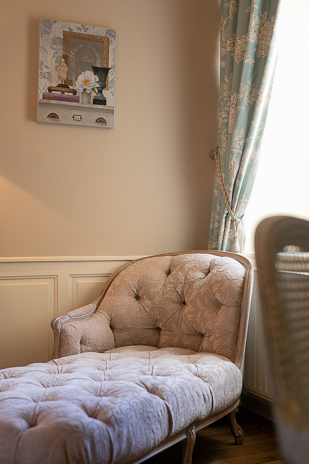 Chambre élégante du Château du Faucon avec lumière naturelle