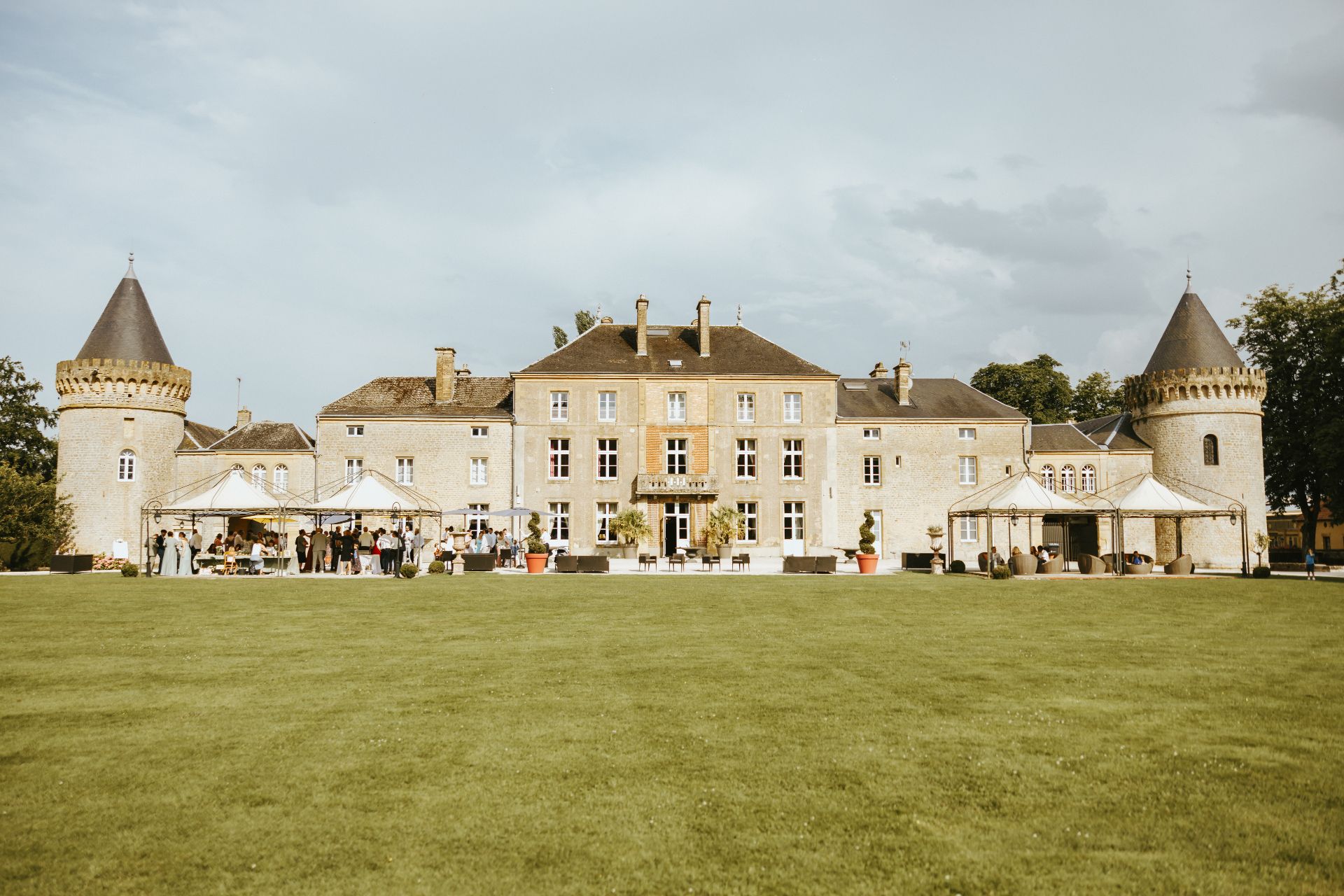 Terrasse du Château du Faucon avec réception en plein air et jardins