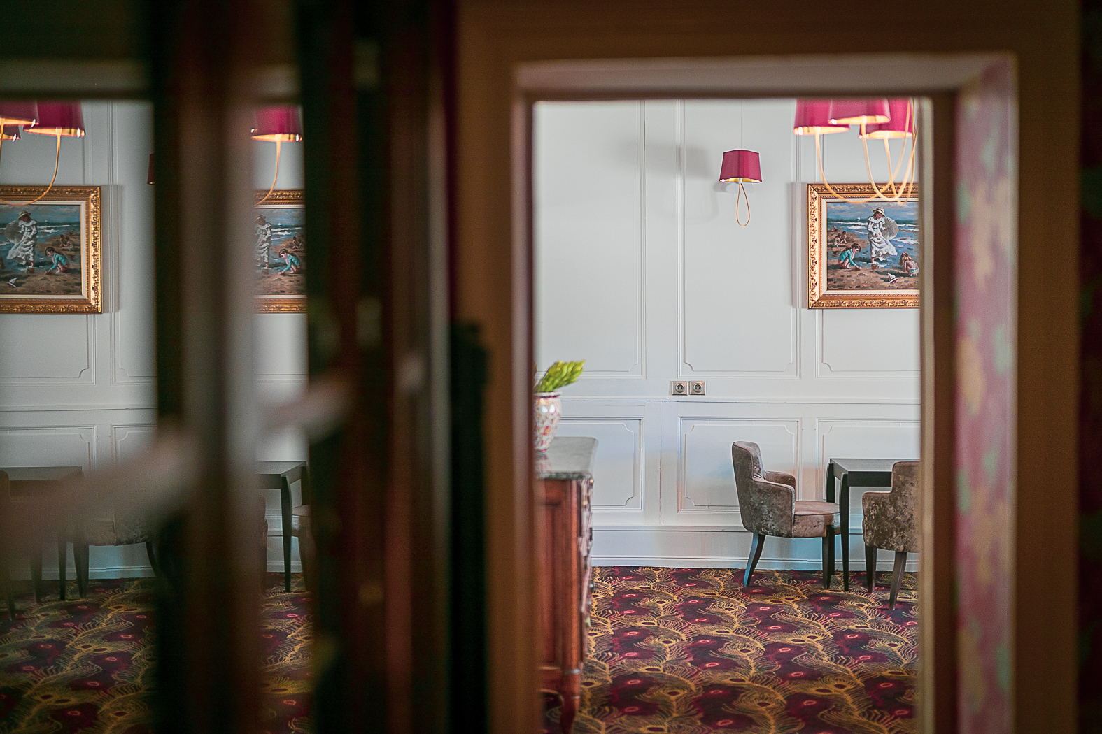 Vue à travers une porte vers un salon du château