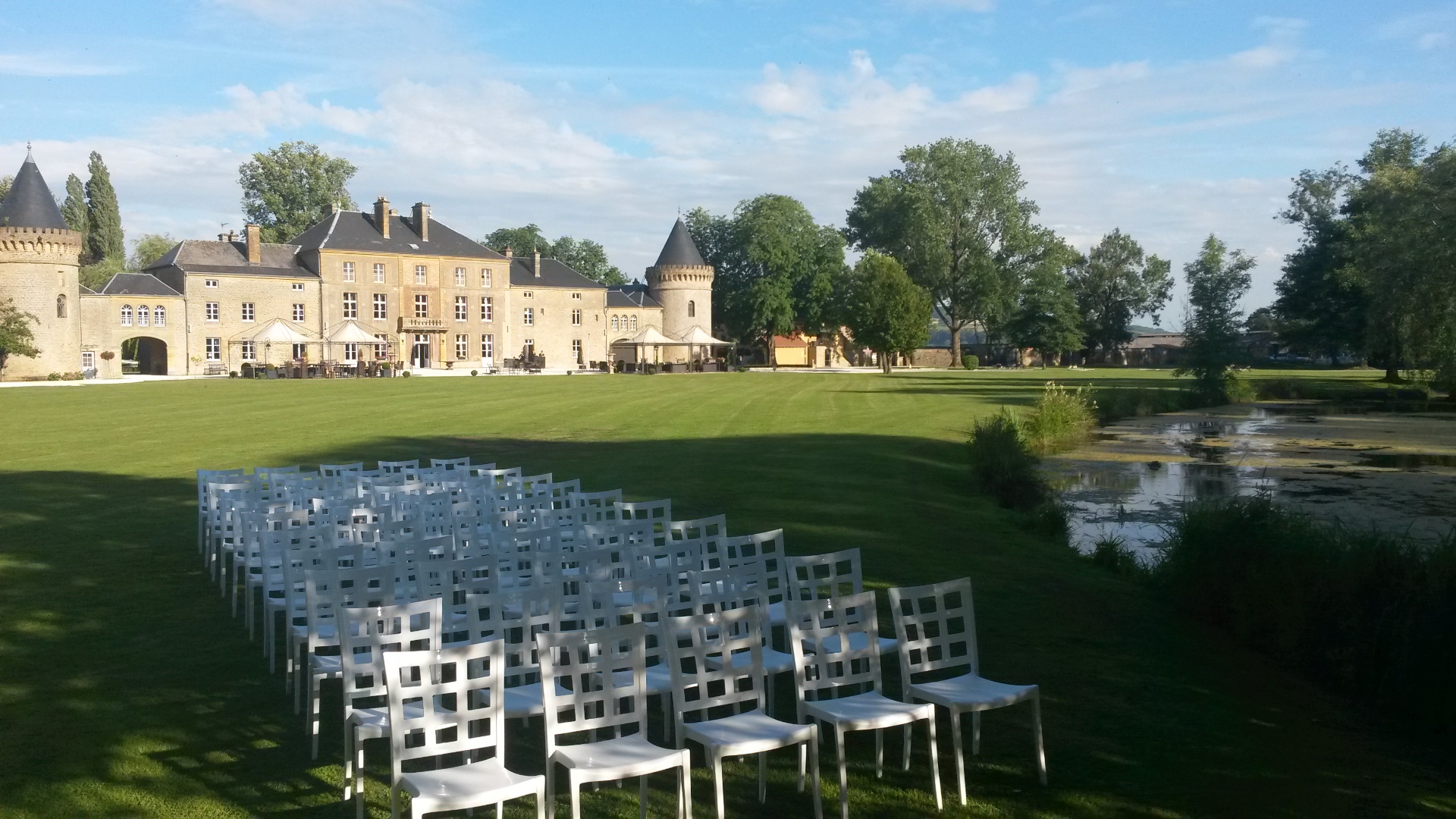 Terrasse du Château du Faucon avec réception en plein air et jardins