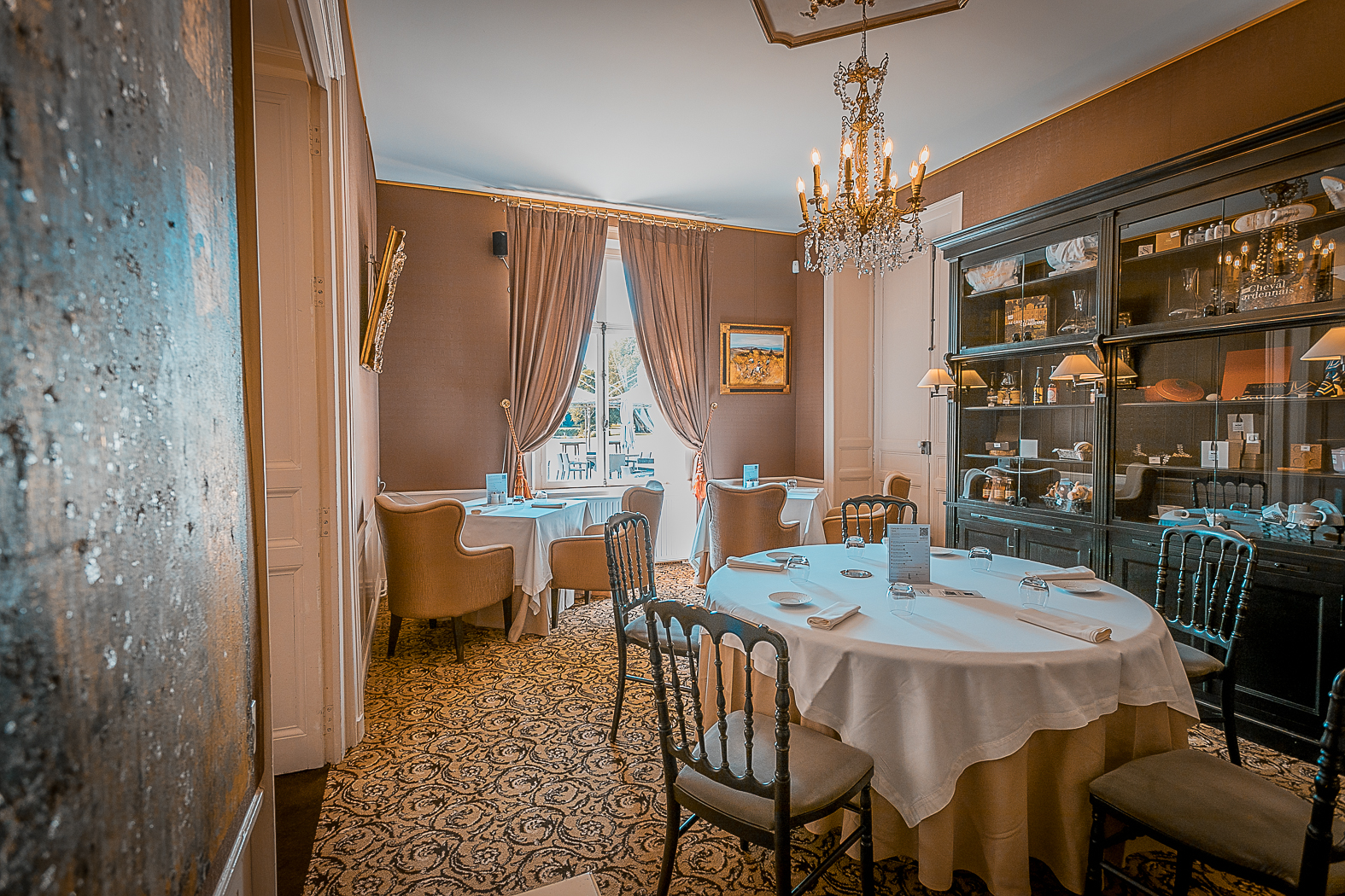 Vue d'ensemble d'un salon de réception du Château du Faucon
