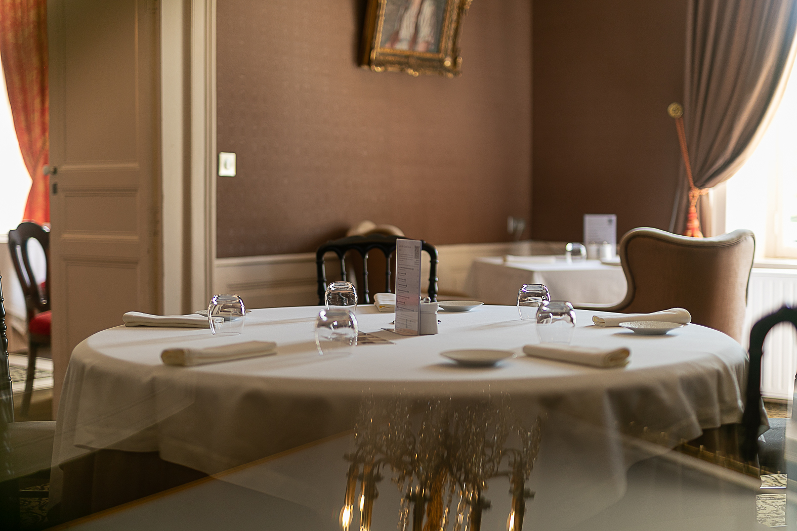 Table dressée dans un salon du château